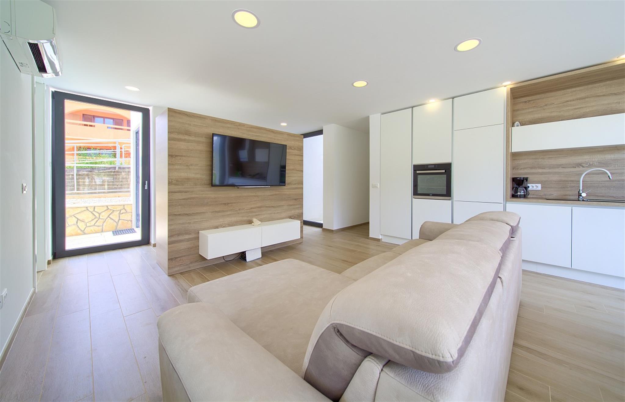 Villa Celeia - Luksuzni apartman na prvom katu s grijanim bazenom u centru grada Krka